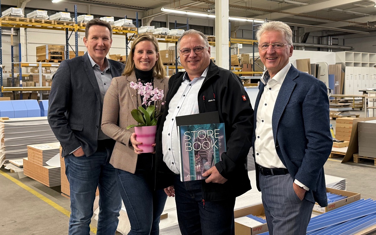 Münch+Münch - Jubilar umrahmt von der Geschäftsleitung Münch+Münch - Jubilar umrahmt von der Geschäftsleitung