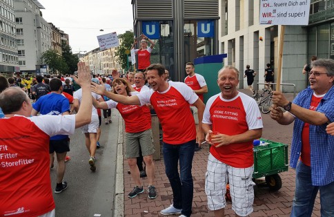 Münch+Münch J.P. Morgan-Lauf 2018 - Abklatschen unter Kollegen am Straßenrand