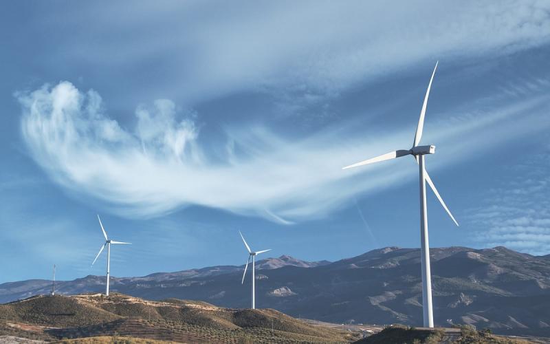 Münch+Münch Klimaschutz Ökostrom - Windräder auf Bergkette